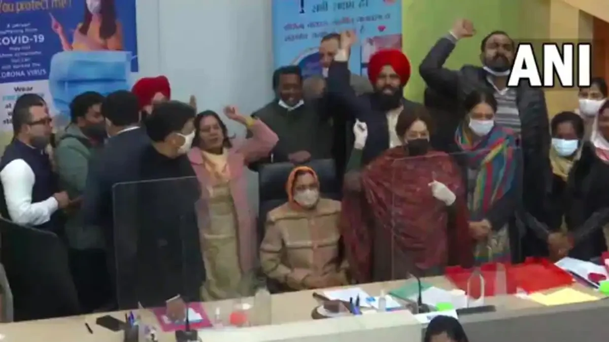 चंडीगढ़ निगम चुनाव में दूसरे नंबर पर रही बीजेपी आखिर मेयर पद पर काबिज कैसे हो गई?