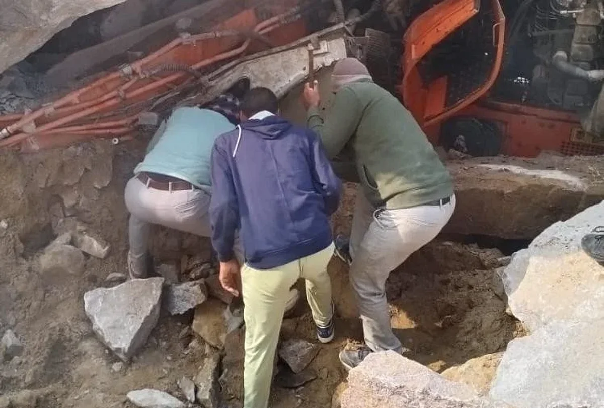 हरियाणा के डाडम खनन क्षेत्र में बड़ा हादसा , पहाड़ के बड़ा हिस्सा ढहा ,3 की मौत ,कई गाड़ियां दबीं