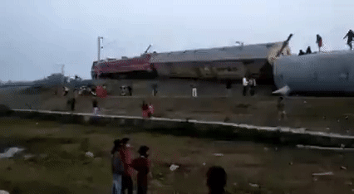 ट्रेन के 4-5 डिब्बे उत्तर बंगाल में कूचबिहार और जलपाईगुड़ी के बीच दोमोहनी के पास मयनागोरी में पलट गए।