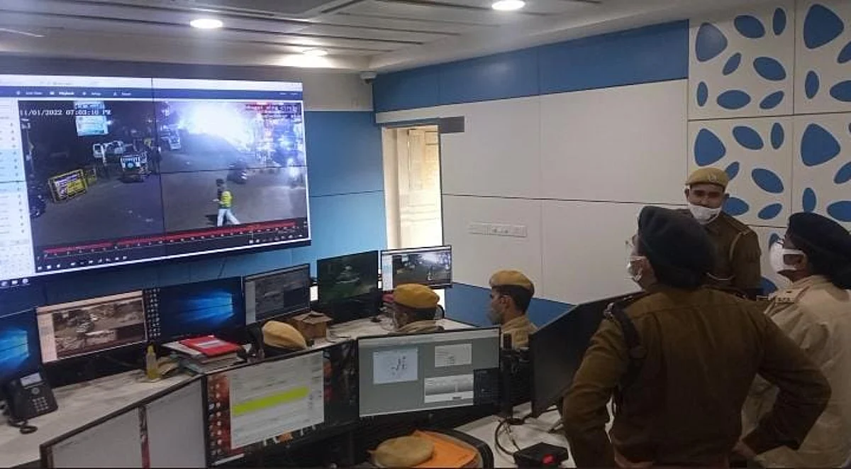 अलवर में सीसीटीवी फुटेज खंगालती पुलिस