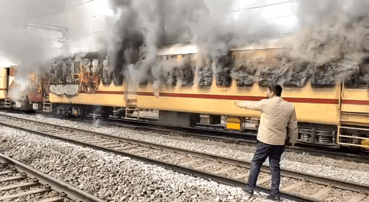 देखें video: छात्रों में आक्रोश ट्रेन की बोगी में लगाई आग, RRB-NTPC अभ्यर्थियों द्वारा जंक्शन पर भारी पथराव