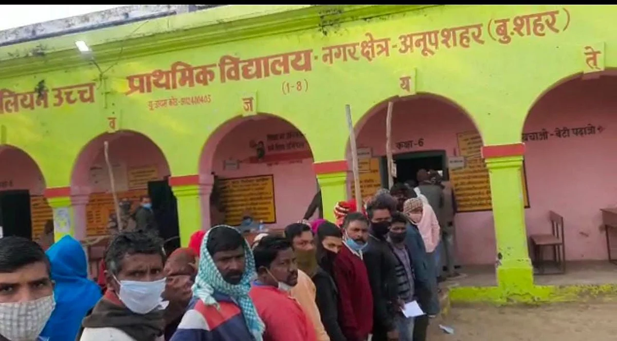 UP VOTING LIVE : तमाम शिकायतों के बीच पहले चरण में धीमा मतदान