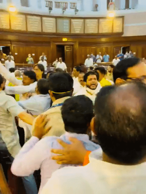 पश्चिम बंगाल असेंबली में नेताओं के बीच हाथापाई, शुवेंदु अधिकारी सहित BJP के 5 विधायक निलंबित