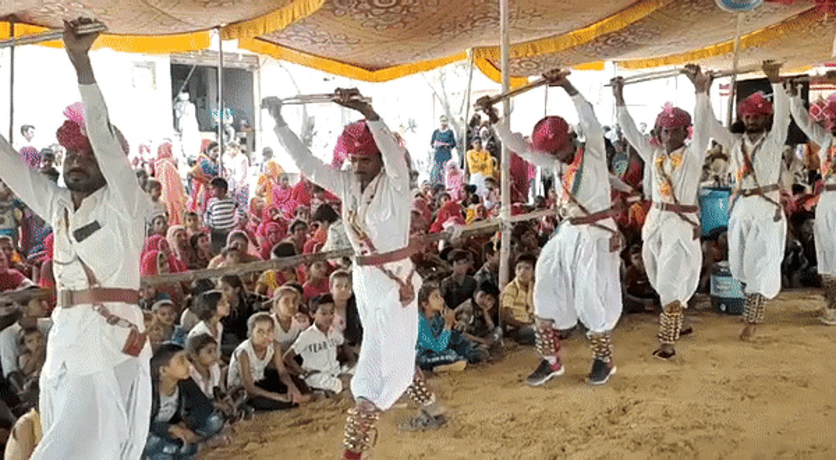 भक्त पहलाद चौक में गैर दल की शानदार प्रस्तुति, हास्य कलाकारों ने जमकर हंसाया