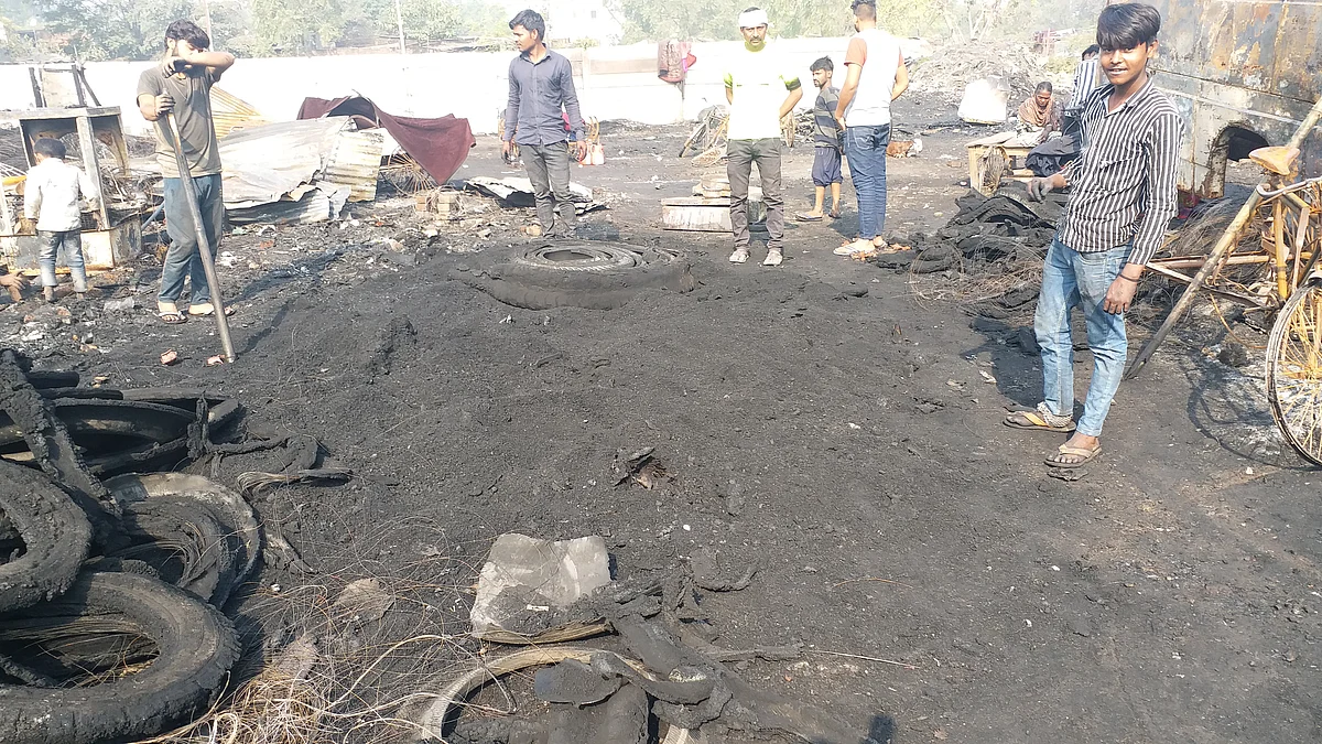 शाॅर्ट सर्किट की आग में गरीबों के आशियाने राख, कई दुकानें तबाह