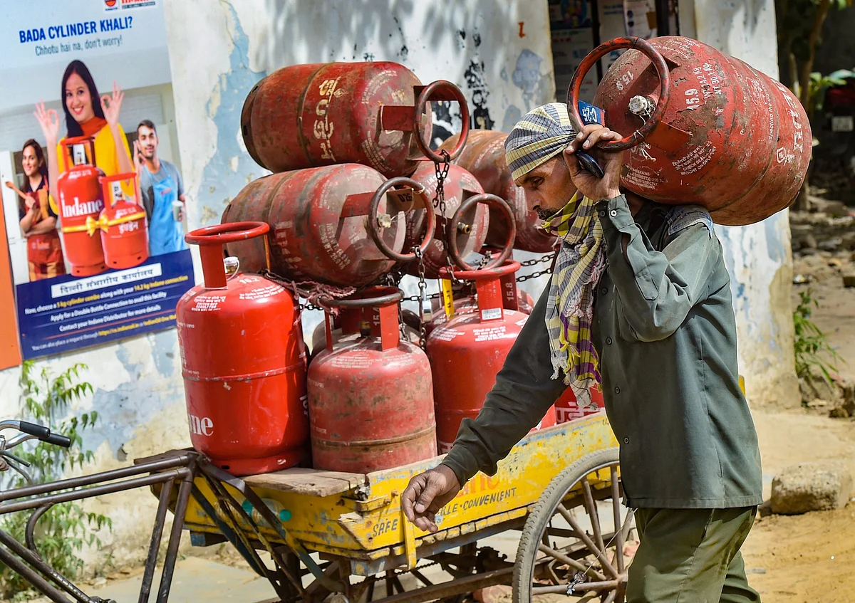 LPG Price Hike : 1 मार्च से आपके शहर में बदल गए है गैस के दाम, जानिए आपकी जेब पर क्या पड़ेगा असर ?