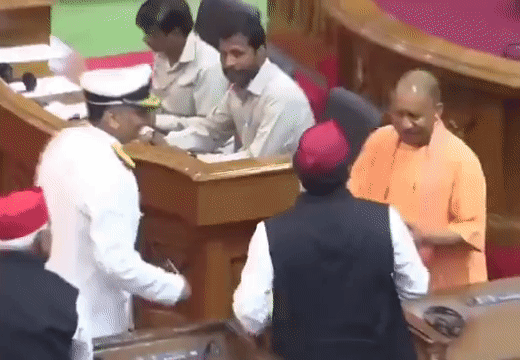 जब सदन में कुछ लम्हों के लिए मिले UP के धुर विरोधी योगी और अखिलेश