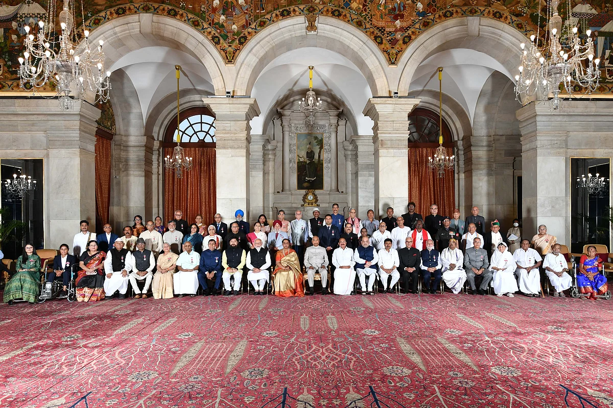 Padma Awards 2022: शहीद CDS रावत समेत 128 शख्सियतों को पद्म सम्मान, 4 को पद्म विभूषण, 17 को पद्म भूषण और 107 को पद्मश्री मिला