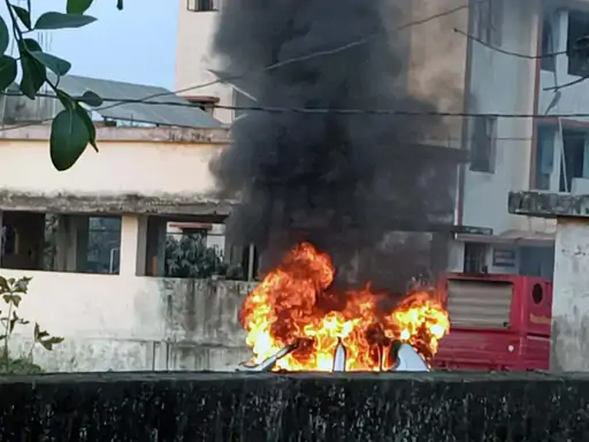 बिहार में फिर बवाल, बेतिया में ग्रामीणों ने फूंका थाना, पुलिसवालों को दौड़ा-दौड़ाकर पीटा, DJ बजाने को लेकर हुआ था विवाद