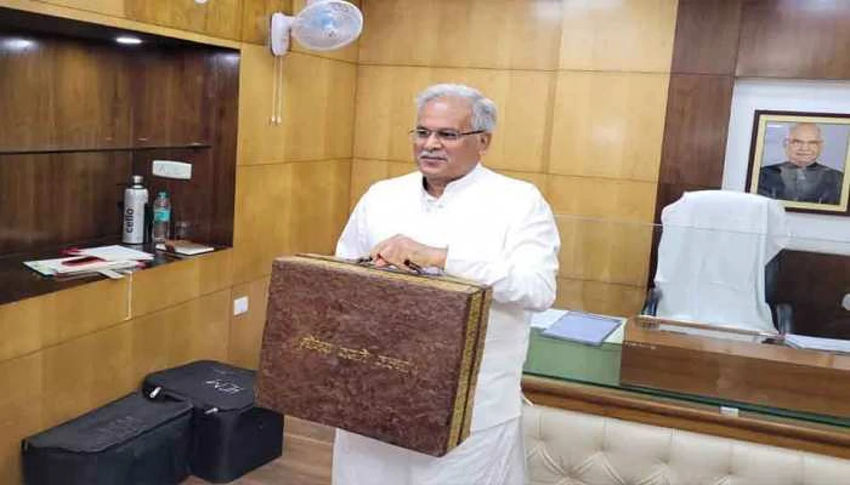 Chhattisgarh Budget 2022: छत्तीसगढ़ बना पुरानी पेंशन योजना बहाल करने वाला दूसरा राज्य, गोबर से बना ब्रीफकेस लेकर पहुंचे बघेल