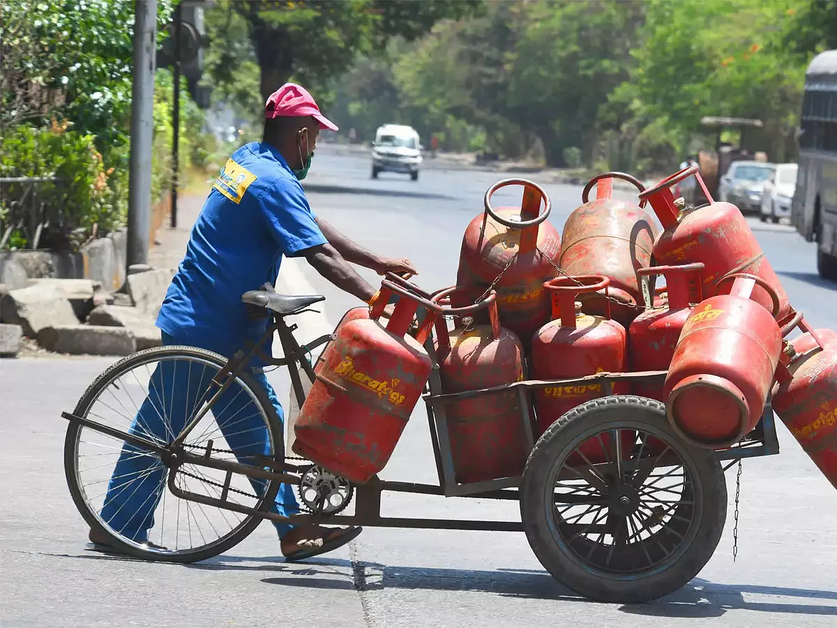 चुनावी दौर खत्म महंगाई शुरू, खाना पकाना हुआ और महंगा, इन राज्यों में गैस सिलेंडर 1 हजार के पार, आपके शहर में क्या है दाम?