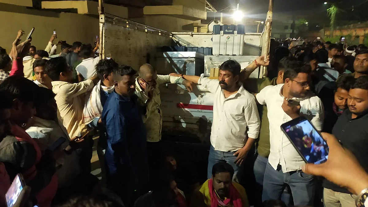 रिजल्ट से पहले EVM को लेकर हंगामा, कहीं मिली लाठी तो कहीं मिले बैलेट पेपर