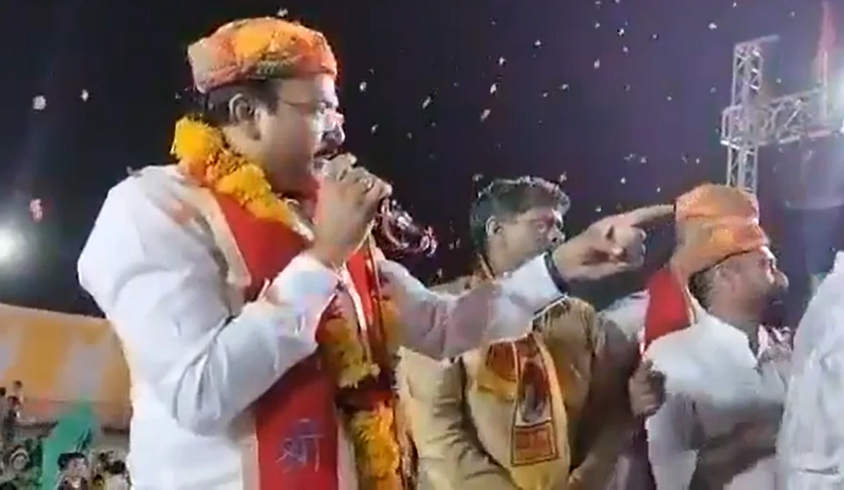 WATCH VIRAL VIDEO: खरगोन MP के बिगड़े बोल: कार्यक्रम में कहा‚ पत्थरबाजों का जवाब ईंट से देना चाहिए