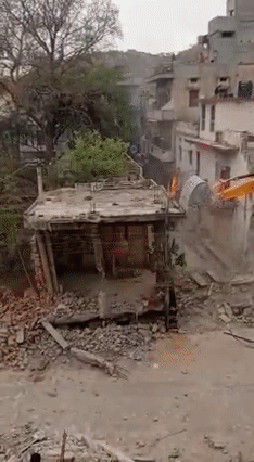 अलवर में 300 साल पुराने मंदिर पर चला बुलडोजर, ड्रिल मशीन से शिवलिंग भी तोड़ा, BJP ने कहा कार्रवाई गलत‚ कांग्रेसः मंदिर तो बीजेपी राज में भी टूटे
