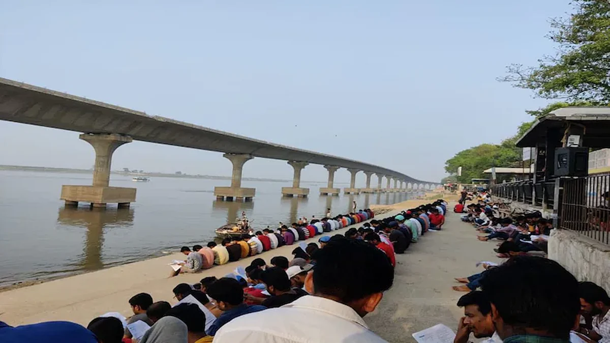 शहर के शोरगुल से दूर गंगा घाट पर हजारों छात्र पढ़ रहे जीवन में आत्मनिर्भर बनने का पाठ