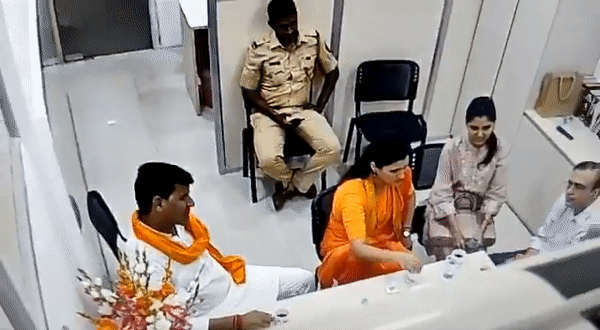 नवनीत राणा ने कहा था, थाने में पानी तक के लिए तरसे, लेकिन CCTV फुटेज में पति के साथ चाय की चुस्कियां लेतीं आईं नजर