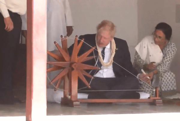 UK PM BORIS JOHNSON की ये है भारत दौरे की वजह, यूक्रेन-रूस युद्ध के बीच इसलिए आए, साबरमती आश्रम में चलाया चरखा