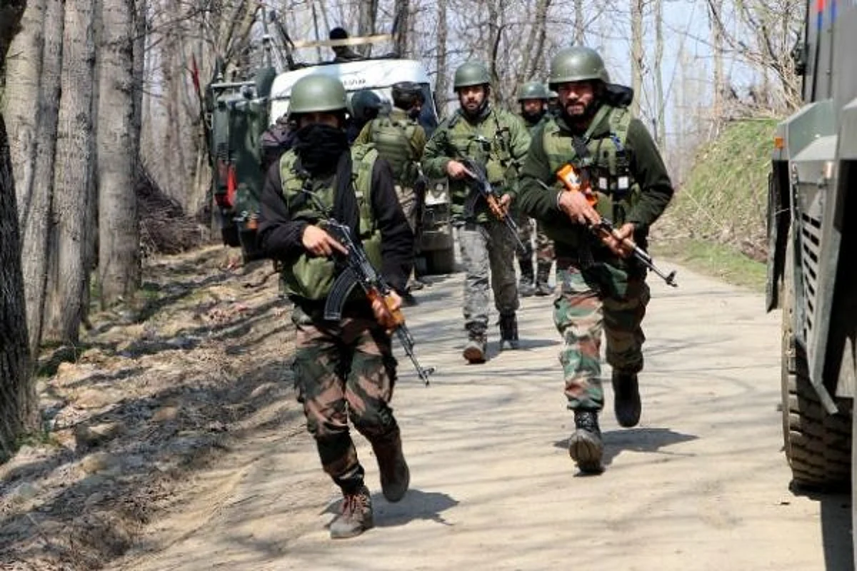 J&K के शोपियां में आतंकियों और सुरक्षाबलों के बीच मुठभेड़, 4 आतंकी ढेर, आर्मी वैन पलटने से 3 जवान 'शहीद