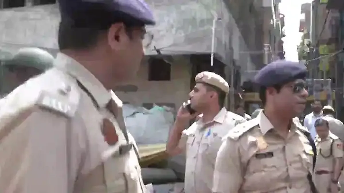 Jahangirpuri Violence: पुलिस पर फिर पथराव, आरोपी की पत्नी को गिरफ्तार किया तो महिलाओं ने की पत्थरबाजी