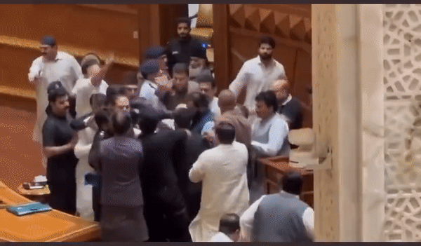 पाकिस्तान की पंजाब असेम्बली में जूतम-पैजार: PTI और PML-N विधायकों के बीच चले लात घूंसे, डिप्टी स्पीकर के बाल नोंचे, थप्पड़ मारे