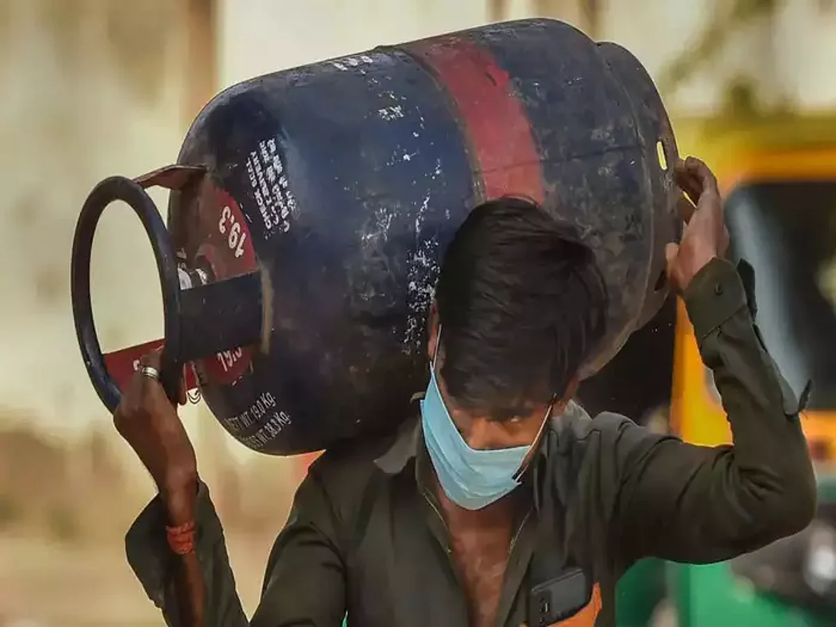 महंगाई की मार: कमर्शियल गैस सिलेंडर की कीमतों में आया जबरदस्त उछाल, जानें क्या है बढ़े हुए दाम