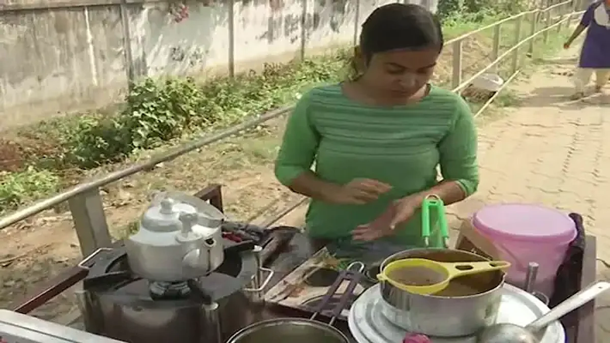 Chaiwaali Tea Stall शुरू करने वाली इकोनॉमिक्स ग्रेजुएट बोलीं- लोग क्या सोचेंगे, अगर ये भी हम ही सोचेंगे तो फिर लोग क्या सोचेंगे?