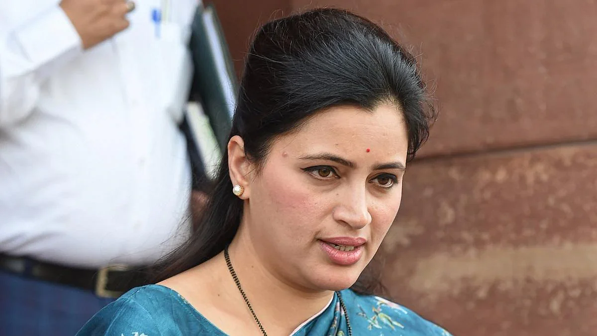 नवनीत राणा का खार पुलिस पर संगीन आरोप, दलित होने की वजह से किया बुरा बर्ताव