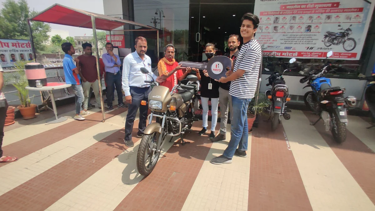 साइकिल से Zomato फूड डिलिवरी करने वाले टीचर की स्टोरी वायरल, यूजर ने क्राउड फंड जुटा दिलाई बाइक