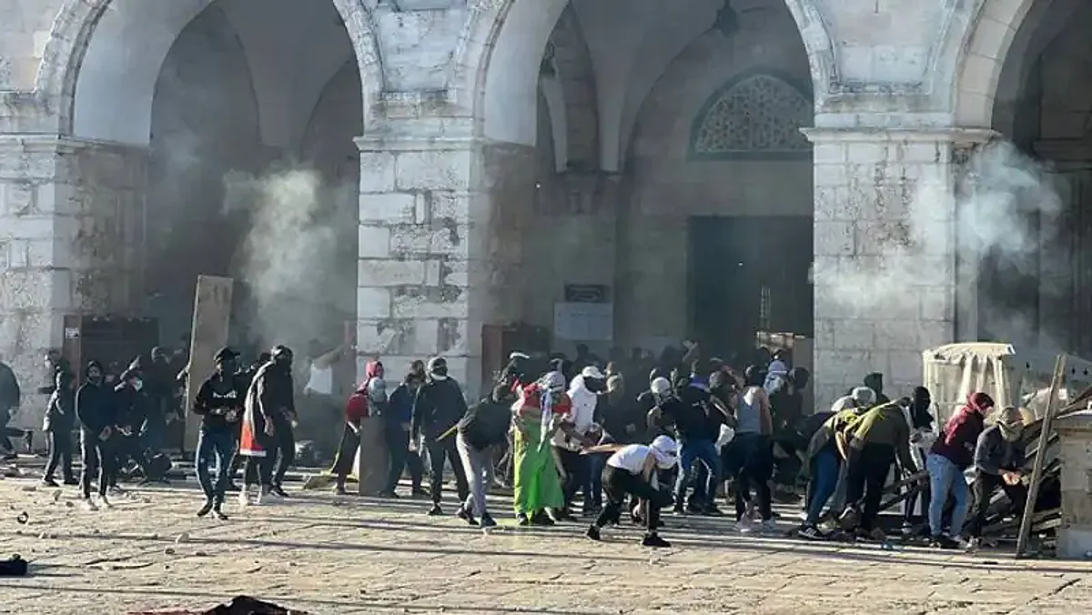 Israel-Palestine के बीच फिर खूनी जंग: अल-अक्सा मस्जिद से विरोधियों के पथराव के बाद पुलिस ने की फायरिंग