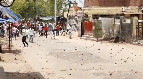 धौलपुर में बवाल: पुलिस पर पत्थरबाजी, भीड़ पर चली लाठियां, जानिए पुरा मामला