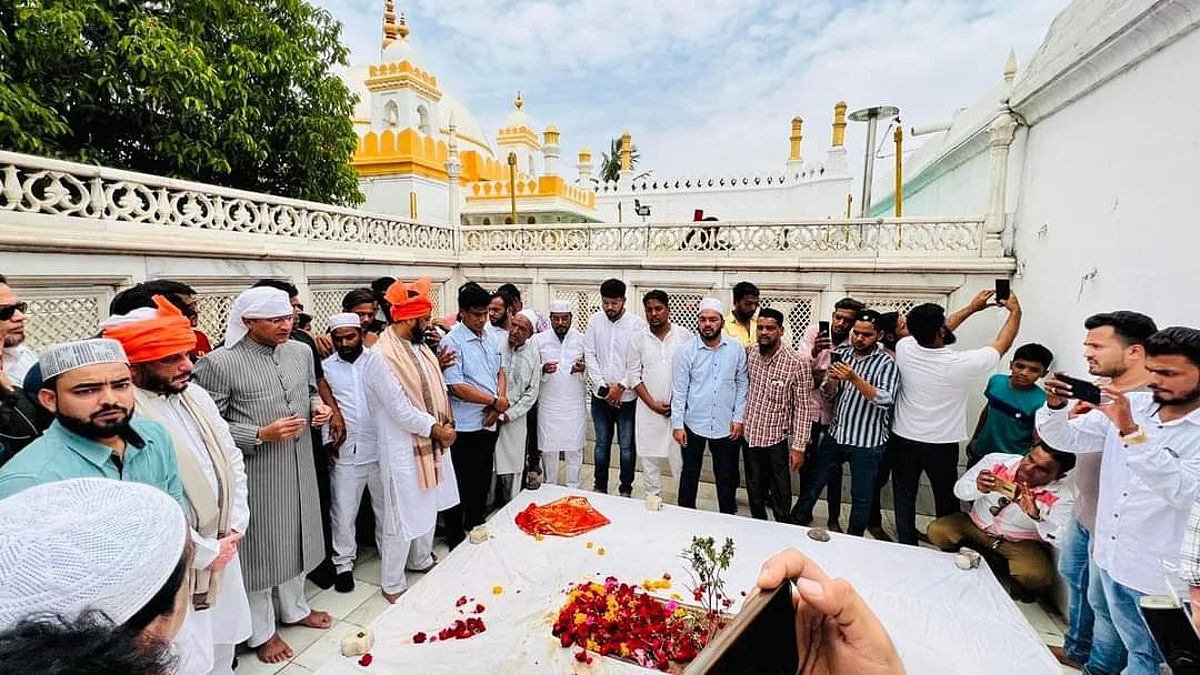 औरंगजेब की कब्र पर अकबरुद्दीन ओवैसी नतमस्तक, शिवसेना ने कहा- इस क्रूर मुगल सम्राट की कब्र पे तो मुसलमान भी नहीं जाते