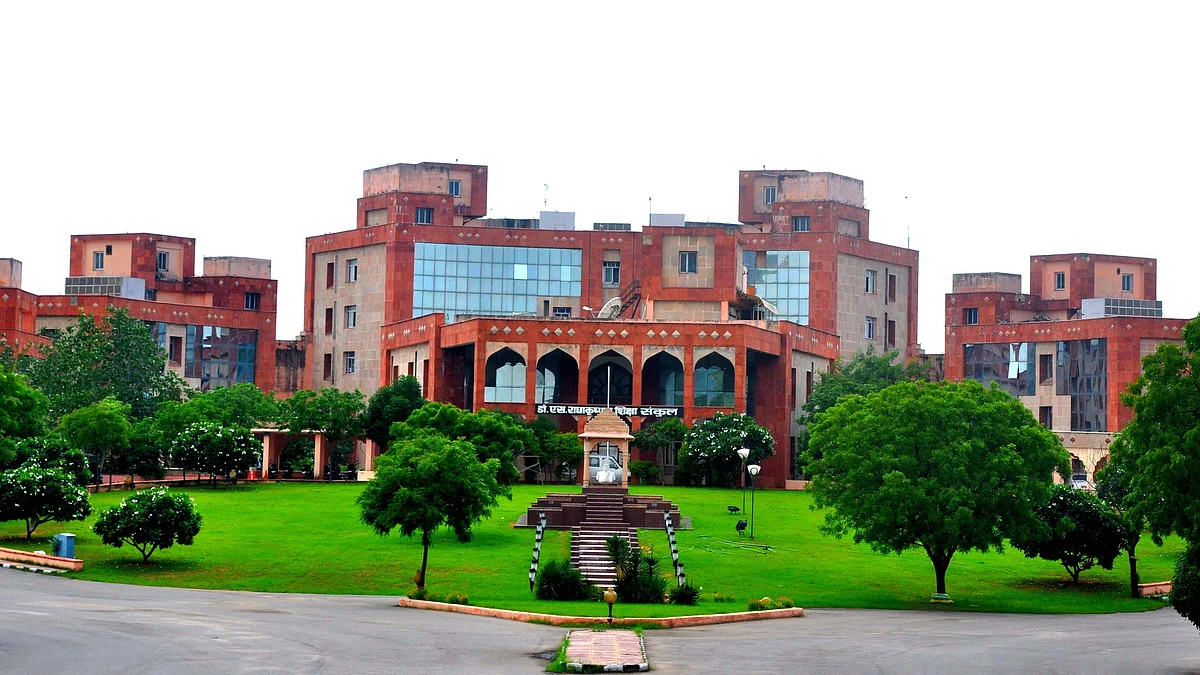 शिक्षकों को तबादलों के लिए करना होगा और इंतजार, जानिए कब होंगे ट्रांसफर