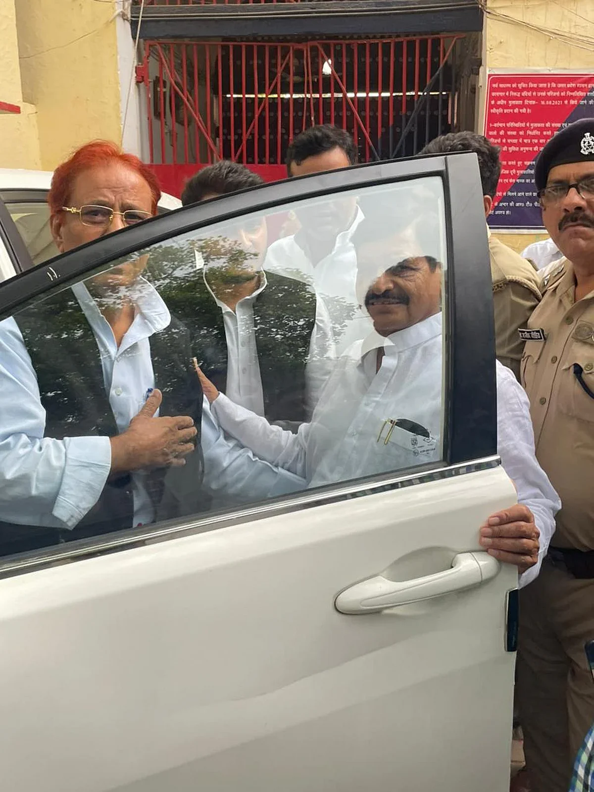 जेल से निकल समर्थकों से मिलकर भावुक हुए आजम, शिवपाल ने किया रिसीव