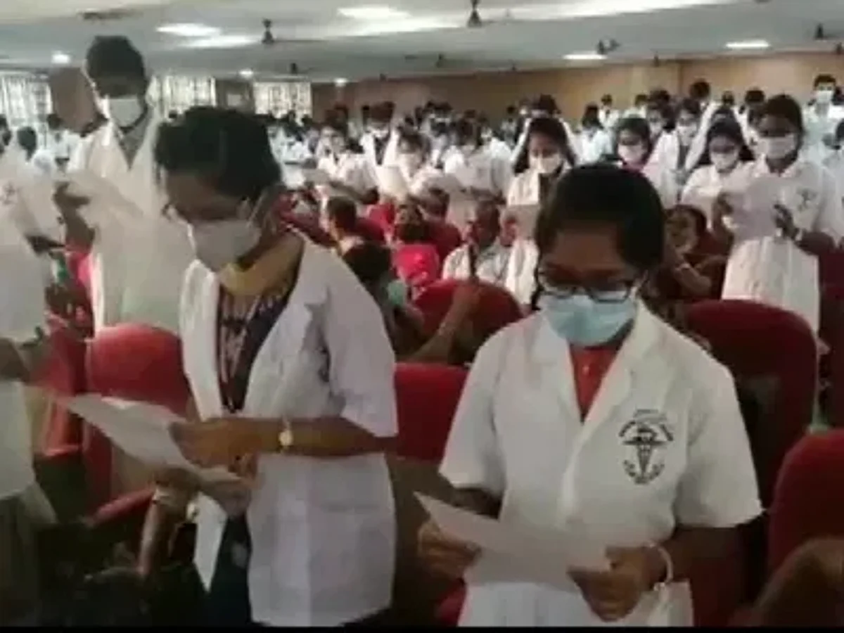 देश में पहली बार: मेडिकल छात्रों ने हिप्पोक्रेटिक ओथ के बदले ली महर्षि चरक शपथ, डीन का तबादला