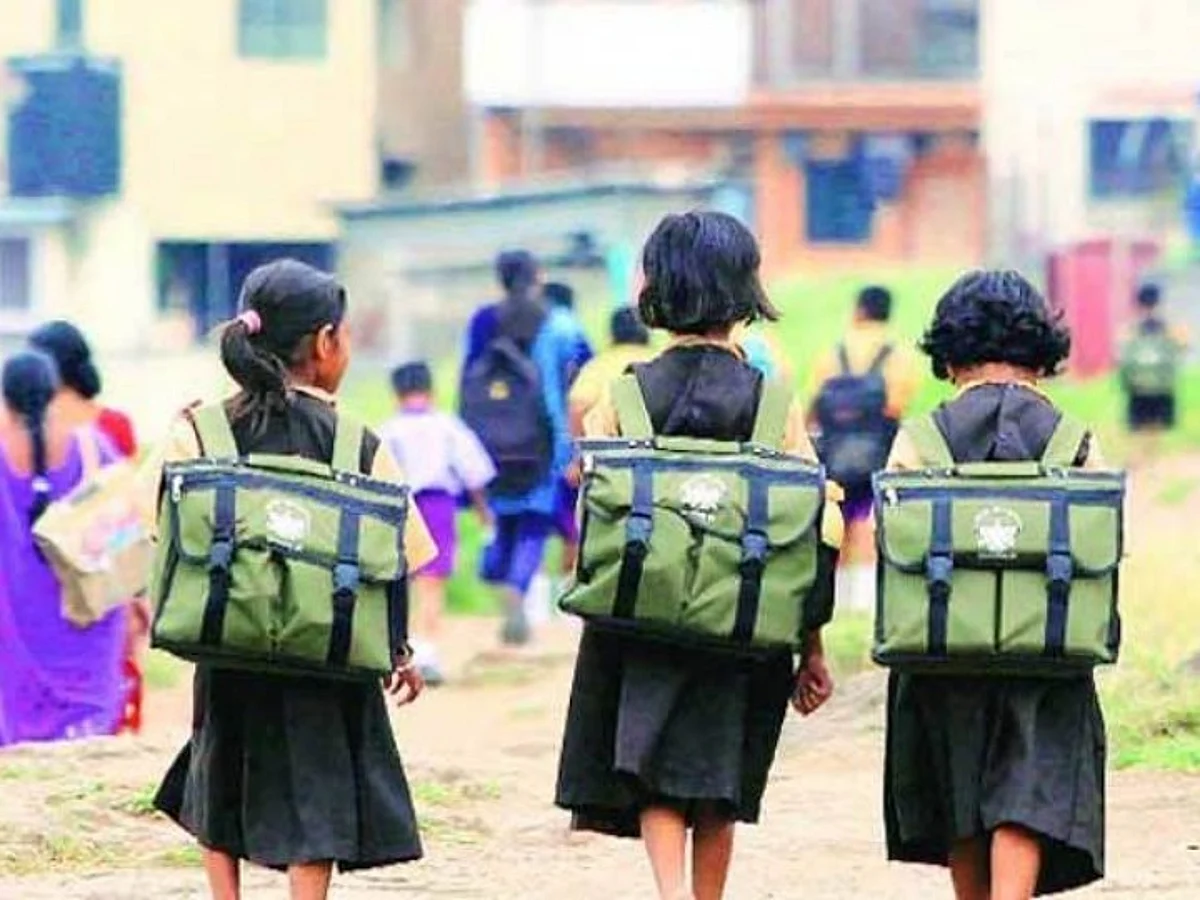 Bareilly: स्कूल प्रशासन की शर्मनाक हरकत, फीस ना देने पर मासूमों को बनाया बंधक