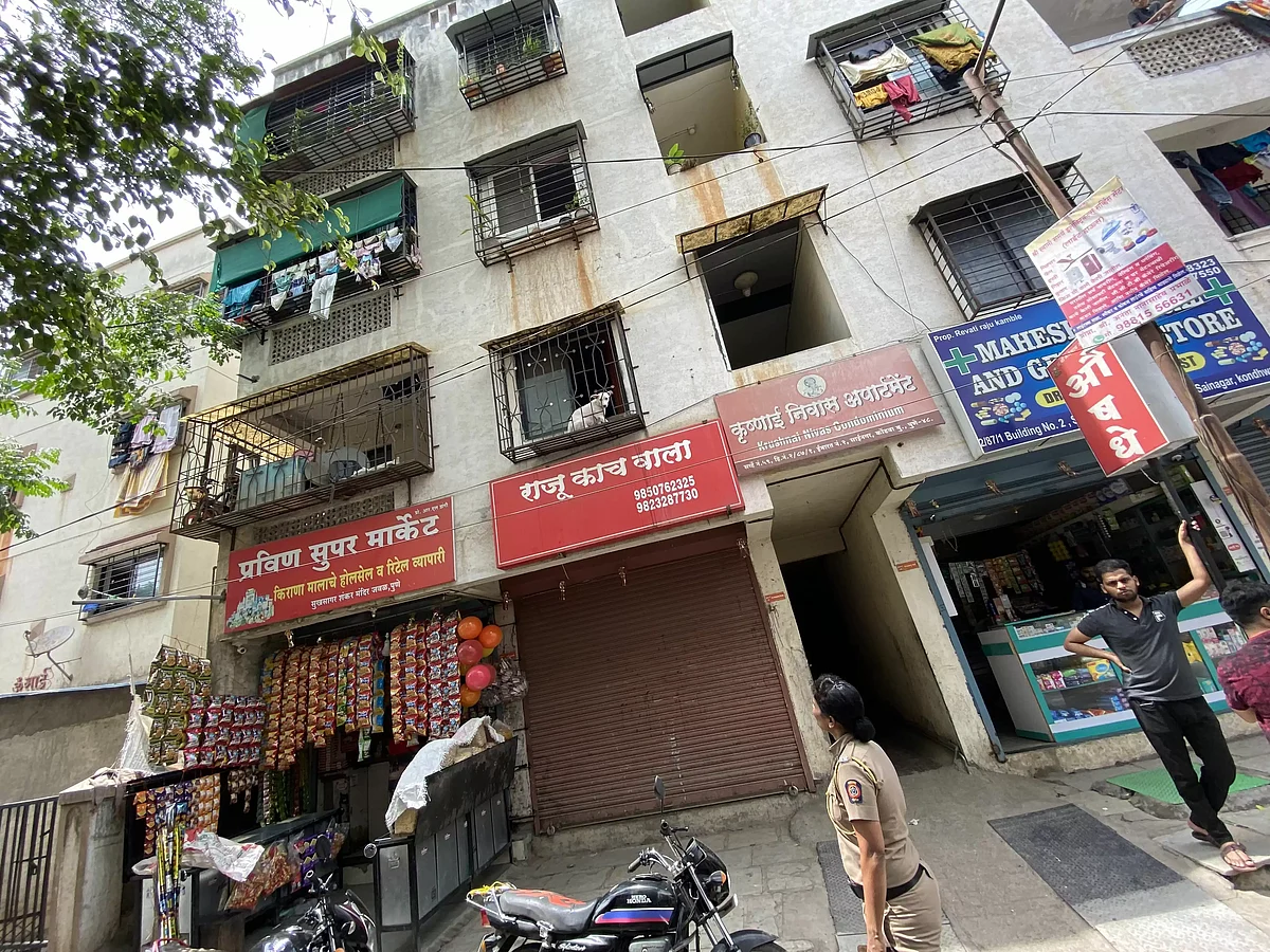 इसी बिल्डिंग के एक फ्लैट में बच्चे को 22 कुत्तों के साथ २ साल मां बाप ने कैद रखा।