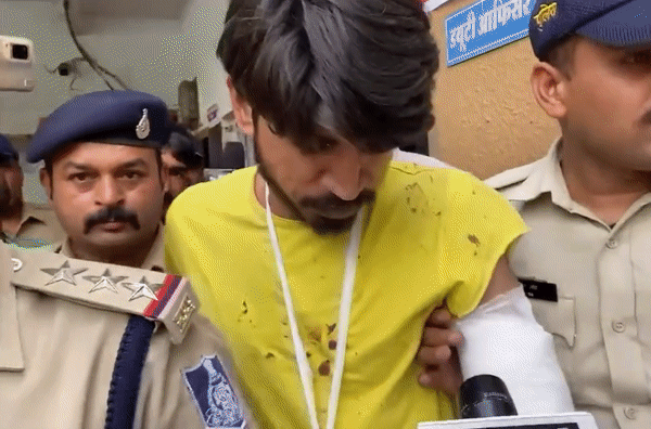 Indore Fire Case : एकतरफा प्यार में इंदौर की इमारत में आग लगाने के आरोपी को लड़की की बहन ने मारा थप्पड़, बोली क्या मिला तुझे ऐसा...