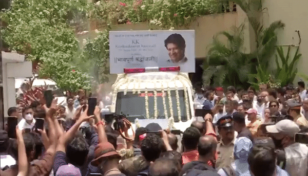 KK LAST RIGHTS: केके पंचतत्व में विलीन भरे दिल से दी अंतिम विदाई, गमगीन नजर आए सिंगर अभिजीत और सलीम मर्चेंट, ये दिग्गज कलाकार भी पहुंचे