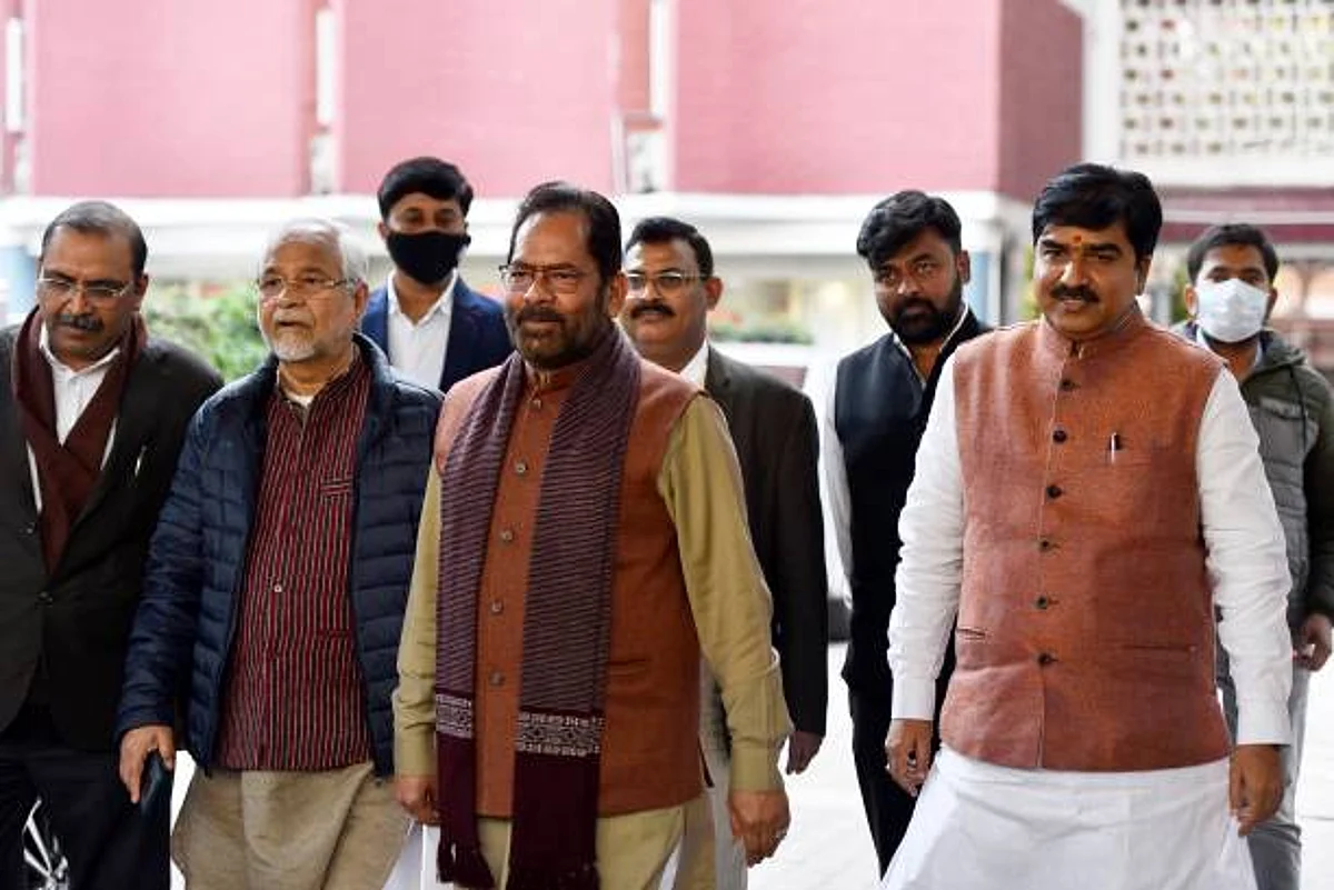 पहले राज्यसभा फिर लोकसभा का भी नहीं मिला टिकट‚ केंद्रीय मंत्री मुख्तार अब्बास नकवी का राजनीतिक कॅरियर दांव पर