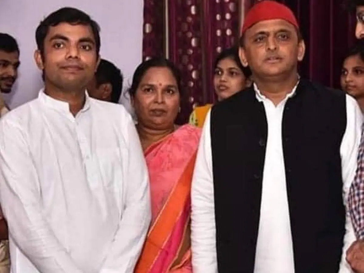 अखिलेश यादव के साथ सुशील आनंद