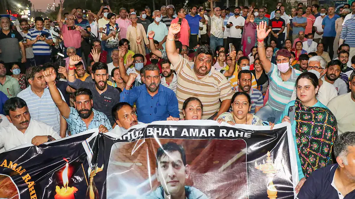 Kashmiri Pandit: उन्हें तो घर वापसी की उम्मीद थी। लेकिन बेबस सरकार ने उन्हें फिर से पलायन को मजबूर कर दिया