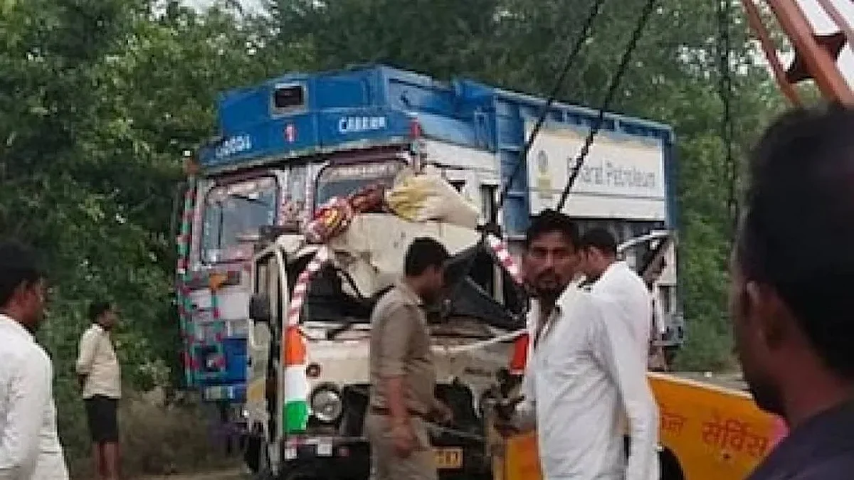UP: पीलीभीत में दर्दनाक हादसा, पेड़ से टकराकर पलटी डीसीएम, 10 की मौत 7 घायल