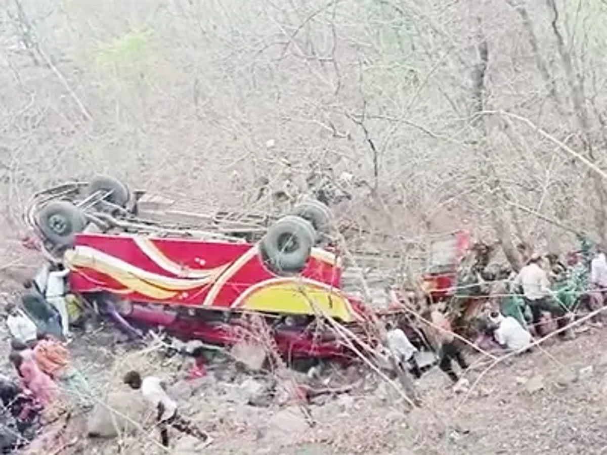 MP: इंदौर के खंडवा रोड़ पर भयानक हादसा, खाई में गिरी बस, 5 की मौत 47 घायल