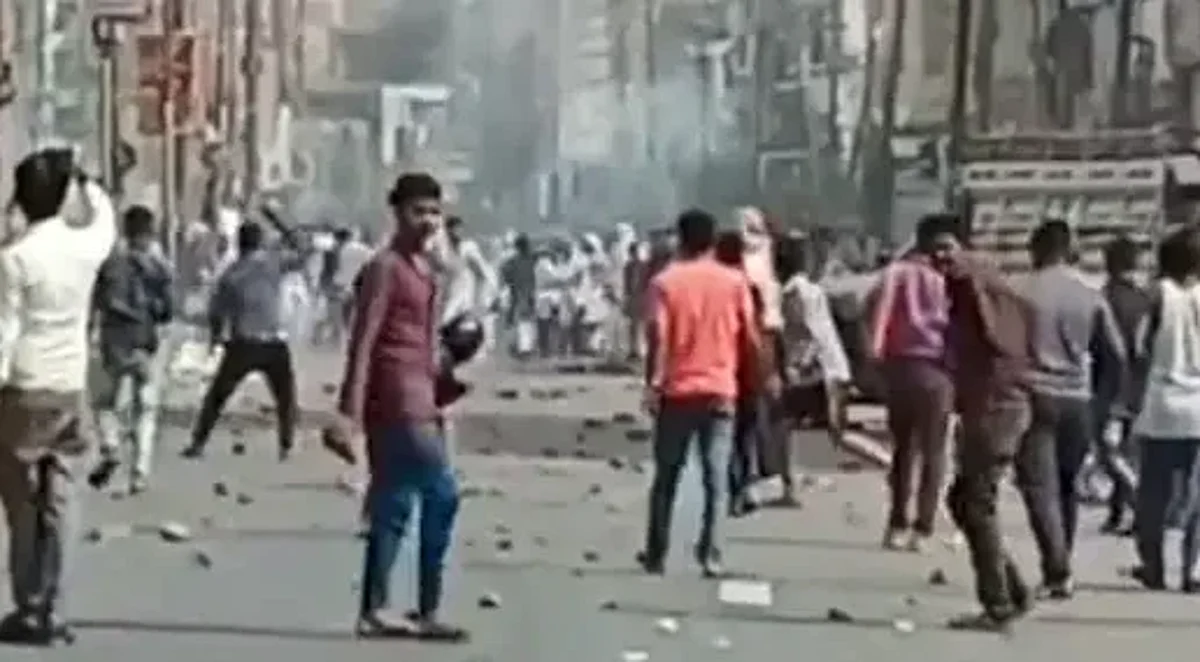 Kanpur Violence: जुमे की नमाज़ के बाद पुलिस पर पथराव, स्थिति तनावपूर्ण, इस वजह से हुआ बवाल