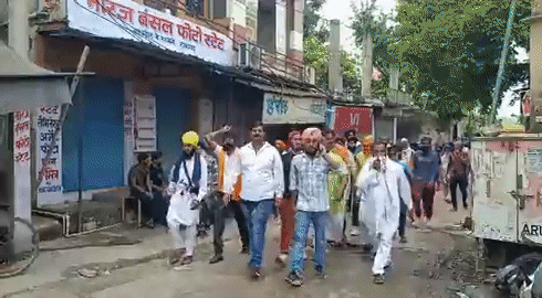आरोपियों की गिरफ्तारी की मांग को लेकर अलवर के रामगंढ और आसपास के क्षेत्र में बाजार बंद रखा गया ।