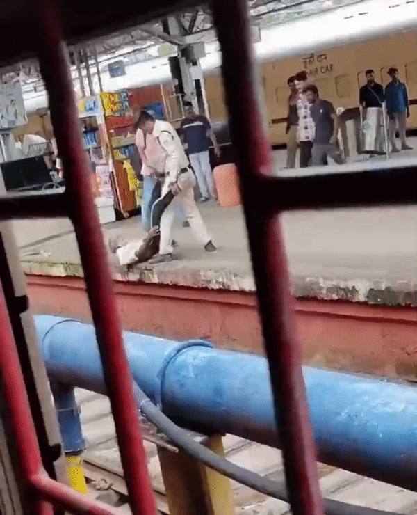MP News: जबलपुर रेलवे स्टेशन पर पुलिस की बर्बरता, बुजुर्ग को जमकर पीटा, घसीटा और उल्टा लटका दिया, वीडियो में देखें दरिंदगी