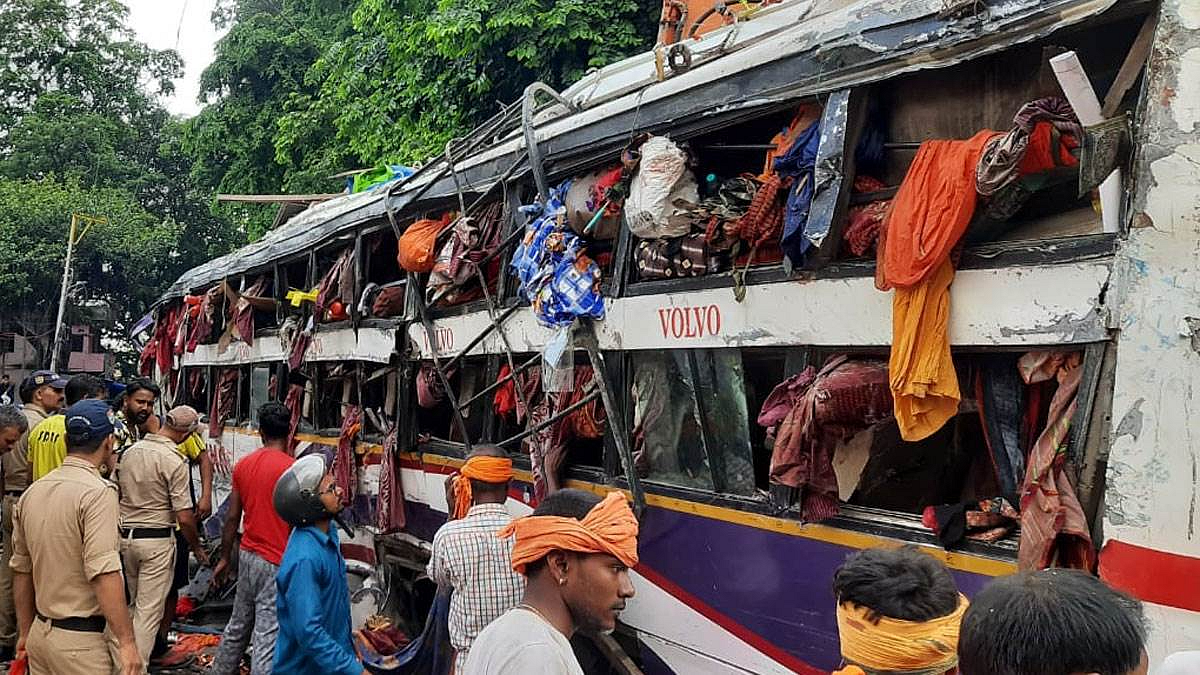 डबल डेकर में सवार थे 60 लोग, ब्रेक फेल होने से बस दुर्घटनाग्रस्त