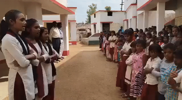 Religionization : हाथ बांधकर होती है प्रार्थना, 70 सरकारी स्कूल बने मजहबी, न जानें और कितने?