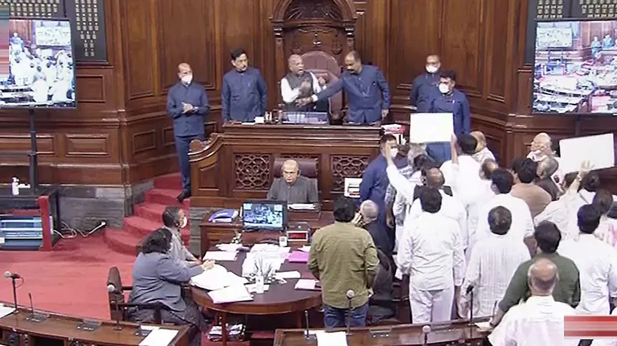 MONSOON SESSION: संसद में विपक्ष का हंगामा, 19 राज्यसभा सांसद निलंबित