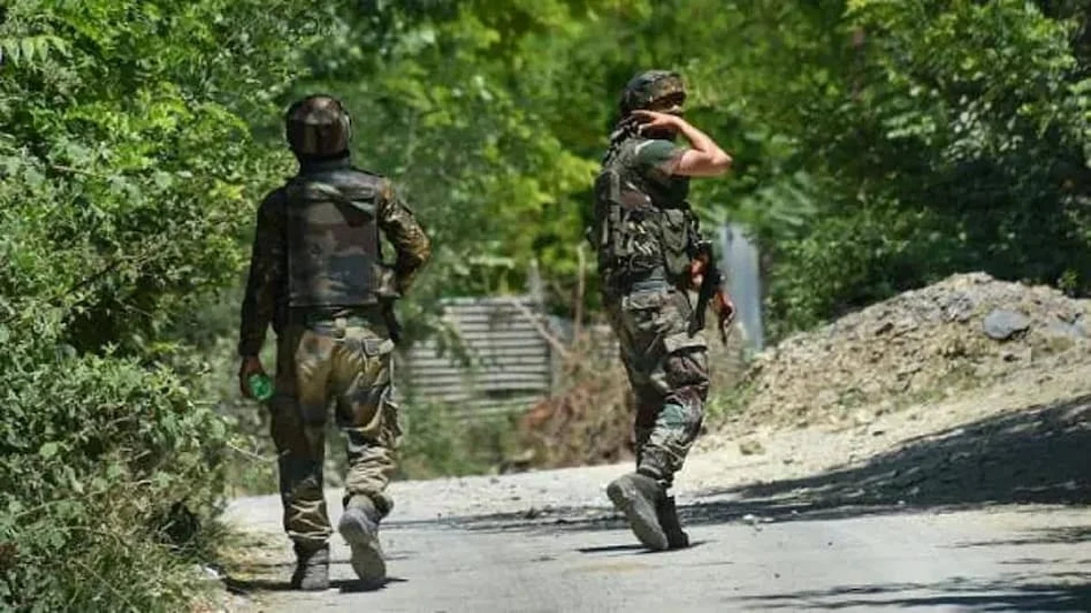 J&K: आतंकवादियों की मौजूदगी के बाद घेराबंदी, मुठभेड़ में एक आतंकी ढेर